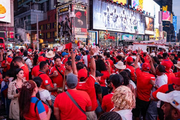 FIFA Fussball Weltmeisterschaft 2026, England und Panama Fans am Times Square von New York am 26.06.2026 *** 2026 FIFA World Cup, England and Panama fans in New York s Times Square on June 26, 2026 Copyright: xBahhoxKarax