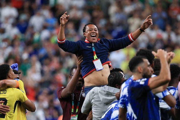 Players celebrate with Cape Verde coach Bubista (C) at the end of a Group H match at the 2026 FIFA World Cup, WM, Weltmeisterschaft, Fussball between Cape Verde and Saudi Arabia at NRG stadium in Houston, United States, 26 June 2026. FIFA World Cup 2026 - Group H - Cape Verde vs Saudi Arabia !ACHTUNG: NUR REDAKTIONELLE NUTZUNG!  Copyright: xCarlosxRamírezx GR6225 0860152534st