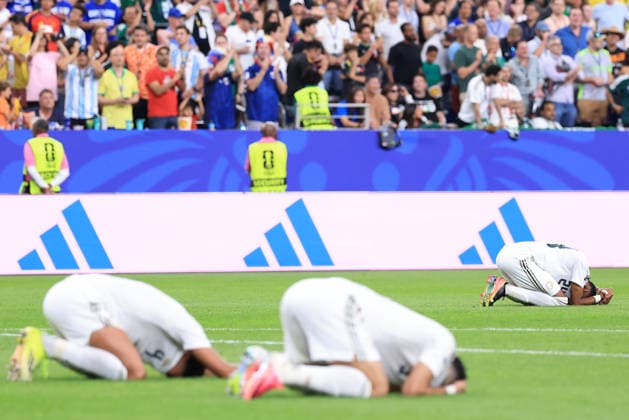 Players of Saudi Arabia reacts at the end a Group H match at the 2026 FIFA World Cup, WM, Weltmeisterschaft, Fussball between Cape Verde and Saudi Arabia at NRG stadium in Houston, United States, 26 June 2026. FIFA World Cup 2026 - Group H - Cape Verde vs Saudi Arabia !ACHTUNG: NUR REDAKTIONELLE NUTZUNG!  Copyright: xCarlosxRamírezx GR6209 0860152591st