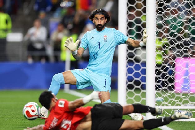 SEATTLE, WA - JUNE 26: Midfielder Mohanad Lashin 17 of Egypt kicks the ball at goalkeeper Alireza Beiranvand 1 of IR Iran during the FIFA World Cup, WM, Weltmeisterschaft, Fussball 2026 Group G match between Egypt and IR Iran on June 26, 2026 at Seattle Stadium in Seattle, Washington. (Photo by Henry Rodenburg Icon Sportswire) SOCCER: JUN 26 FIFA World Cup 26 Group G - Egypt vs IR Iran EDITORIAL USE ONLY Icon260626023