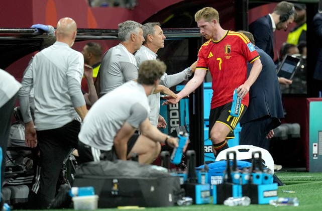 FIFA World Cup, WM, Weltmeisterschaft, Fussball 2026 - Group G - New Zealand vs Belgium Kevin De Bruyne (R) of Belgium is taken off during the FIFA World Cup 2026 group stage match New Zealand against Belgium, in Vancouver, Canada, 26 June 2026. VANCOUVER Canada  Copyright: xBOBxFRIDx