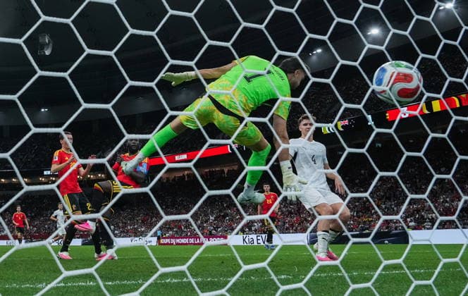 June 26, 2026, Vancouver, Bc, CANADA: New Zealand goalkeeper Max Crocombe (1) allows a goal to Belgium s Romelu Lukaku, back right, as New Zealand s Tyler Bindon (4) watches during the second half of a World Cup Group G soccer match, in Vancouver, on Friday, June 26, 2026. Canada News - June 26, 2026  - ZUMAc35_ 20260626_zaf_c35_409 Copyright: xDarrylxDyckx