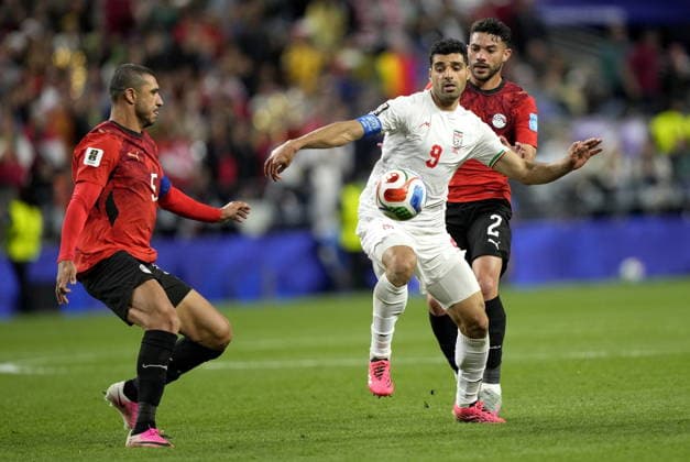 FIFA World Cup, WM, Weltmeisterschaft, Fussball 2026 - Group G - Egypt vs Iran Ramy Rabia (L) and Yasser Ibrahim of Egypt and Mehdi Taremi (C) of Iran in action during the FIFA World Cup 2026 group stage match Egypt against Iran, in Seattle, USA, 26 June 2026. SEATTLE United States  Copyright: xSTEPHENxBRASHEARx