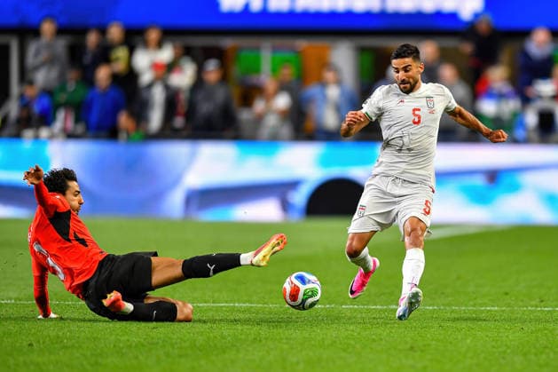 June 26, 2026: Egypt defender Mohamed Hany (3) slides in for a tackle on Iran defender Milad Mohammadi (5) during the FIFA World Cup, WM, Weltmeisterschaft, Fussball group stage match between Egypt and Iran in Seattle, WA. The match ended in a 1-1 draw. CSM Seattle United States - ZUMAc04_ 20260626_zma_c04_425 Copyright: xStevexFaberx