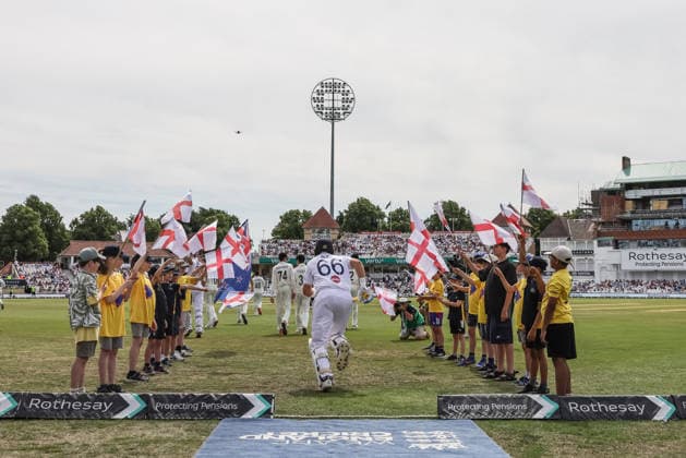 3rd Rothesay Test Match Day 3 England v New Zealand Joe Root of England heads out to bat during the 3rd Rothesay Test Match Day 3 match England vs New Zealand at Trent Bridge, Nottingham, United Kingdom on 27 June 2026 (Photo by Mark Cosgrove News Images) Nottingham Trent Bridge Nottinghamshire United Kingdom Copyright: xMarkxCosgrove NewsxImagesx