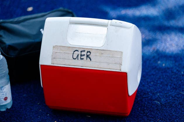 Ratingen, 27.06.2026, Leichathletik, Mehrkampf Eiskoffer der Mannschaftsärztin *** Ratingen, June 27, 2026, Track and Field, Combined Events: The Team Doctor s Ice Chest