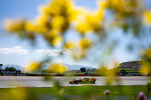 AUT, Lenovo Grand Prix von Österreich, Qualifying Day, Formel 1 Weltmeisterschaft Saison 2026 27.06.2026, Red Bull Ring, Spielberg, AUT, Lenovo Grand Prix von Österreich, Qualifying Day, Formel 1 Weltmeisterschaft Saison 2026, im Bild Lando Norris ( McLaren Mastercard Formula 1 Team, Großbritannien, 01) im MCL40, davor Blumenwiese Blumen, dahinter Bergpanorama, *** AUT, Lenovo Grand Prix of Austria, Qualifying Day, 2026 Formula 1 World Championship Season, June 27, 2026, Red Bull Ring, Spielberg, AUT, Lenovo Austrian Grand Prix, Qualifying Day, 2026 Formula 1 World Championship Season, pictured: Lando Norris of the McLaren Mastercard Formula 1 Team, Great Britain, No. 01 in the MCL40, in front of a flower meadow, behind a mountain panorama, nordphotoxGmbHx xMemmler nph00005