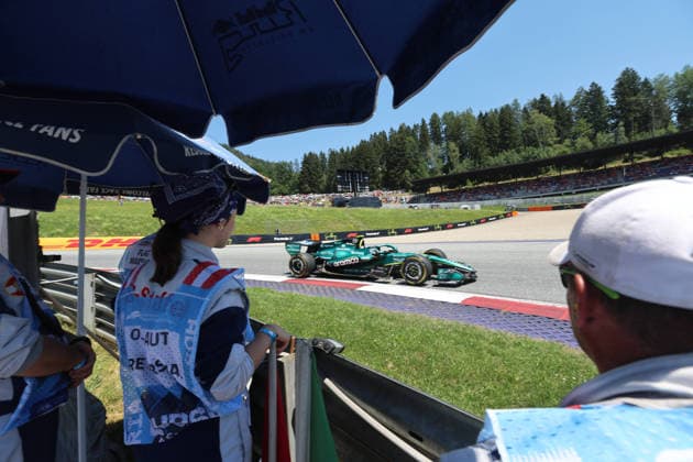Spielberg, Österreich 26.-28. Juni 2026: Formel 1 - Großer Preis von Österreich - 2026 - Spielberg - Samstag Freies Training 3 Im Bild: Fernando Alonso (ESP 14) Marshals beobachten die Fahrzeuge in der Hitze Red Bull Ring *** Spielberg, Austria, June 26–28, 2026: 2026 Formula 1 Austrian Grand Prix, Spielberg, Saturday, Free Practice 3. Pictured: Fernando Alonso (ESP) 14. Marshals monitor the cars in the heat at the Red Bull Ring. Copyright: xFotostandx xFabianxWernerx-xSpeedpicturesx