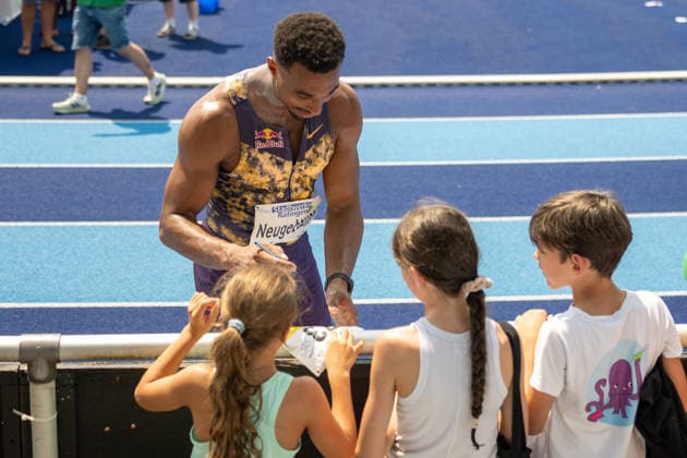 Leo Neugebauer (GER, VfB Stuttgart) gibt seinen kleinen Fans Autogramme. Stadtwerke Ratingen Mehrkampfmeeting 2026, Leichtathletik, 27. u. 28.06.2026 Stadtwerke Ratingen Mehrkampfmeeting 2026, Leichtathletik, 27. u. 28.06.2026 Ratingen *** Leo Neugebauer (GER), VfB Stuttgart, signs autographs for his young fans at the Stadtwerke Ratingen Combined Events Meeting 2026, Track and Field, June 27 and 28, 2026 Stadtwerke Ratingen Combined Events Meeting 2026, Track and Field, June 27 and 28, 2026, Ratingen Copyright: xEibner-Pressefoto ThomasxHaeslerx EP_THR