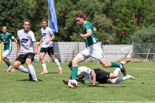 27.06.2026, Herren, Fussball, Saison 2026 2027, Landesfreundschaftsspiele: ASV Rimpar - 1. FC Schweinfurt 1905 Joel Flores Vega ( 21, ASV Rimpar) und Maximilian Stahl ( 32, 1. FC Schweinfurt 1905) Rimpar Sportplatz Bayern Deutschland *** June 27, 2026, Men s, Soccer, 2026–2027 season, Regional friendly matches: ASV Rimpar 1 vs. FC Schweinfurt 1905; Joel Flores Vega (21), ASV Rimpar, and Maximilian Stahl (32), 1 FC Schweinfurt 1905; Rimpar Sports Field, Bavaria, Germany
