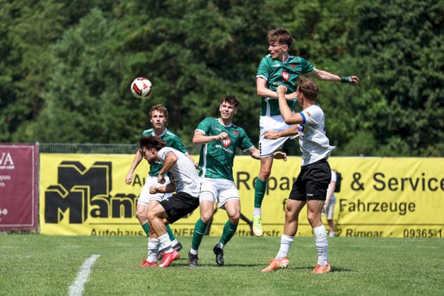 27.06.2026, Herren, Fussball, Saison 2026 2027, Landesfreundschaftsspiele: ASV Rimpar - 1. FC Schweinfurt 1905 v.li. Christian Kuhn ( 17, ASV Rimpar), Nicolas Pfarr ( 26, 1. FC Schweinfurt 1905), Johannes Theinhardt ( 5, 1. FC Schweinfurt 1905), Jaran Karle ( 22, ASV Rimpar) Rimpar Sportplatz Bayern Deutschland *** June 27, 2026, Men s Soccer, 2026–2027 Season, Regional Friendly Matches: ASV Rimpar 1 vs. FC Schweinfurt 1905. From left: Christian Kuhn 17, ASV Rimpar, Nicolas Pfarr 26, 1 FC Schweinfurt 1905, Johannes Theinhardt 5, 1 FC Schweinfurt 1905, Jaran Karle 22, ASV Rimpar, Rimpar Sports Field, Bavaria, Germany