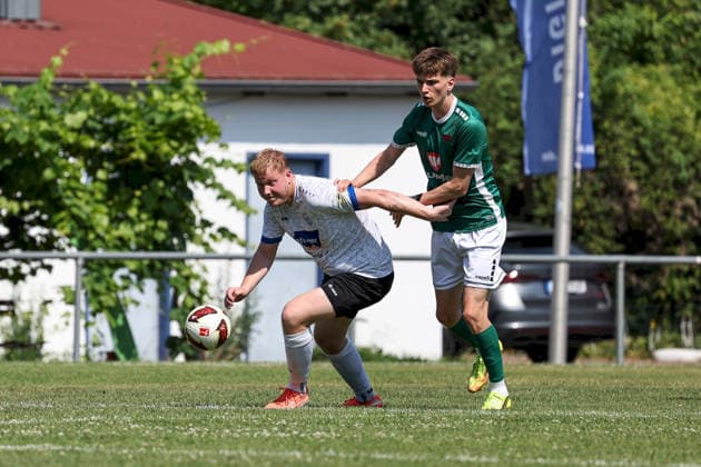 27.06.2026, Herren, Fussball, Saison 2026 2027, Landesfreundschaftsspiele: ASV Rimpar - 1. FC Schweinfurt 1905 Nico Röding ( 15, ASV Rimpar) und Johannes Theinhardt ( 5, 1. FC Schweinfurt 1905) Rimpar Sportplatz Bayern Deutschland *** June 27, 2026, Men s, Soccer, 2026–2027 season, Regional friendly matches: ASV Rimpar 1 vs. FC Schweinfurt 1905; Nico Röding 15, ASV Rimpar; Johannes Theinhardt 5, 1 FC Schweinfurt 1905; Rimpar Sports Field, Bavaria, Germany