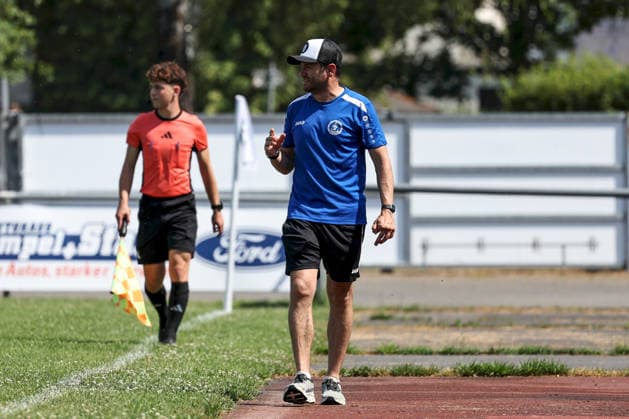 27.06.2026, Herren, Fussball, Saison 2026 2027, Landesfreundschaftsspiele: ASV Rimpar - 1. FC Schweinfurt 1905 Thomas Redelberger (Cheftrainer, ASV Rimpar) gestikuliert, Arme, Hände, gibt Anweisungen Rimpar Sportplatz Bayern Deutschland *** June 27, 2026, Men s, Soccer, 2026–2027 season, regional friendly matches: ASV Rimpar 1 vs. FC Schweinfurt 1905; Thomas Redelberger, head coach of ASV Rimpar, gesturing with his arms and hands while giving instructions; Rimpar Sports Field, Bavaria, Germany