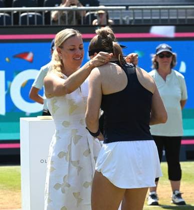 27.06.2026 xhpx Bad Homburg, Kurpark Tennisturnier der Kategorie WTA, Tennis Damen 500 der WTA Tour Bad Homburg Open 2026 Finale Damen Einzel Karolina Muchova (Tschechien) gegen Naomi Osaka (Japan) Bild zeigt Angelique Kerber, und Karolina Muchova (Tschechien) *** June 27, 2026 xhpx Bad Homburg, Kurpark WTA 500 tennis tournament on the WTA Tour: Bad Homburg Open 2026 Women s Singles Final—Karolina Muchova (Czech Republic) vs. Naomi Osaka (Japan). The photo shows Angelique Kerber and Karolina Muchova (Czech Republic).