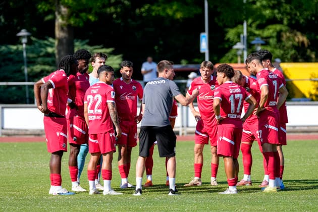 Kevin Stotz (Trainer, Cheftrainer, SVS) gibt seinen Spielern Anweisungen, gestikuliert, mit den Armen gestikulieren, 27.06.2026, Wiesloch (Deutschland), Fussball, Testspiel, VfB Wiesloch - SV Sandhausen *** Kevin Stotz, coach and head coach of SVS, gives instructions to his players, gesturing with his arms, June 27, 2026, Wiesloch, Germany, soccer, friendly match, VfB Wiesloch vs. SV Sandhausen xozx