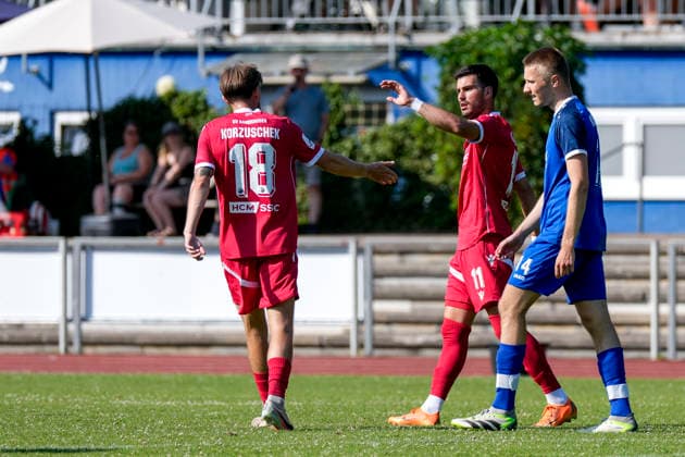 v.li.: Tim Korzuschek (SVS, 18, Neuzugang), Torschütze Mert Tasdelen (SVS, 11, Neuzugang), Spieler vom SV Sandhausen (SVS), jubeln über das Tor zum 0:1, Jubel, Torjubel, Torerfolg, celebrate the goal, goal, celebration, jubelt ueber das Tor, Freuen, Freude, freut sich, optimistisch, positiv, Spielszene, Highlight, Action, Aktion, 27.06.2026, Wiesloch (Deutschland), Fussball, Testspiel, VfB Wiesloch - SV Sandhausen *** From left: Tim Korzuschek (SVS), 18, new signing; goal scorer Mert Tasdelen (SVS), 11, new signing; player from SV Sandhausen (SVS), celebrating the 0-1 goal, Celebration, goal celebration, scoring a goal, celebrate the goal, goal, celebration, celebrating the goal, joy, happiness, happy, optimistic, positive, game scene, highlight, action, June 27, 2026, Wiesloch, Germany, soccer, friendly match, VfB Wiesloch vs. SV Sandhausen xozx