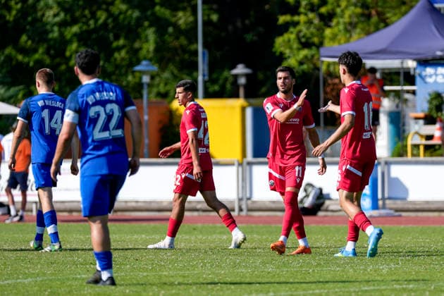 v.li.: Imad Jaadar (SVS, 42, Probespieler), Torschütze Mert Tasdelen (SVS, 11, Neuzugang), Luka Vukoja (SVS, 16), Spieler vom SV Sandhausen (SVS), jubeln über das Tor zum 0:1, Jubel, Torjubel, Torerfolg, celebrate the goal, goal, celebration, jubelt ueber das Tor, Freuen, Freude, freut sich, optimistisch, positiv, Spielszene, Highlight, Action, Aktion, 27.06.2026, Wiesloch (Deutschland), Fussball, Testspiel, VfB Wiesloch - SV Sandhausen *** From left: Imad Jaadar (SVS), 42, on trial; goal scorer Mert Tasdelen (SVS), 11, new signing; Luka Vukoja (SVS), 16, player from SV Sandhausen (SVS), celebrating the goal that made it 0–1, Celebration, goal celebration, goal scored, celebrating the goal, goal, celebration, celebrating the goal, joy, happiness, happy, optimistic, positive, game scene, highlight, action, 27 06 2026, Wiesloch, Germany, soccer, friendly match, VfB Wiesloch vs. SV Sandhausen xozx