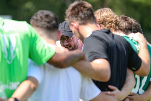 27.06.2026, Fußball, Testspiel, Sommervorbereitung, Saison 2026 2027, Regionalliga Bayern: ASV Rimpar - FC Schweinfurt 05 Trainer Jan Gernlein (FC Schweinfurt 05) im Mannschaftskreis Rimpar Schömig-Digitaldruck-Arena Bayern Unterfranken Deutschland *** June 27, 2026, Soccer, Friendly Match, Summer Training, 2026–2027 Season, Bavarian Regional League, ASV Rimpar vs. FC Schweinfurt 05, Coach Jan Gernlein, FC Schweinfurt 05 in the team circle, Rimpar, Schömig, Digitaldruck Arena, Bavaria, Lower Franconia, Germany