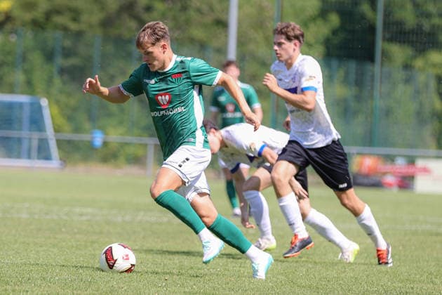 27.06.2026, Fußball, Testspiel, Sommervorbereitung, Saison 2026 2027, Regionalliga Bayern: ASV Rimpar - FC Schweinfurt 05 Von links: Gil Ebner (FC Schweinfurt 05, 08) mit Ball Rimpar Schömig-Digitaldruck-Arena Bayern Unterfranken Deutschland *** June 27, 2026, Soccer, Friendly Match, Summer Training, 2026–2027 Season, Bavarian Regional League, ASV Rimpar vs. FC Schweinfurt 05. From left: Gil Ebner (FC Schweinfurt 05), No. 8 with the ball (Rimpar), Schömig, Digital Print, Arena Bavaria, Lower Franconia, Germany