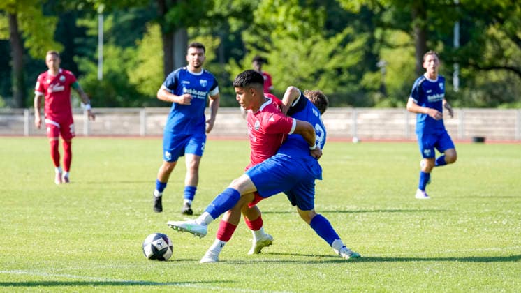 v.li.: Seyhan Yigit (SVS, 22, Neuzugang), Simon Hertzsch (Wiesloch, 3), Zweikampf, Spielszene, Duell, duel, tackle, tackling, Dynamik, Action, Aktion, 27.06.2026, Wiesloch (Deutschland), Fussball, Testspiel, VfB Wiesloch - SV Sandhausen *** v li Seyhan Yigit SVS, 22, new signing, Simon Hertzsch Wiesloch, 3, tackle, game scene, duel, tackle, tackling, dynamic, action, 06 27 2026, Wiesloch, Germany, soccer, friendly match, VfB Wiesloch vs. SV Sandhausen xozx
