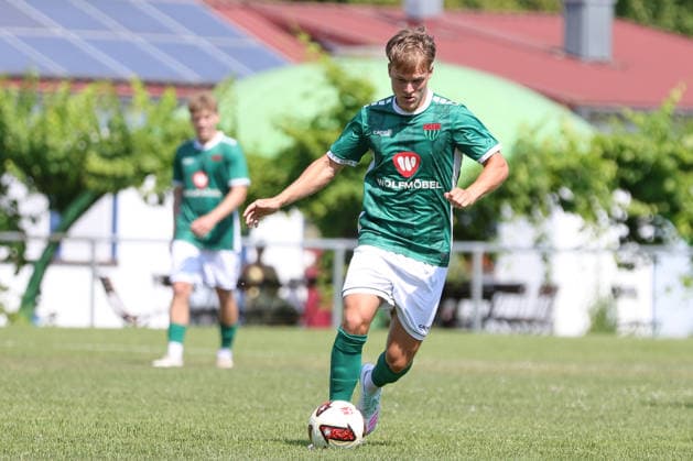 27.06.2026, Fußball, Testspiel, Sommervorbereitung, Saison 2026 2027, Regionalliga Bayern: ASV Rimpar - FC Schweinfurt 05 Gil Ebner (FC Schweinfurt 05, 08) mit Ball, Einzelbild Rimpar Schömig-Digitaldruck-Arena Bayern Unterfranken Deutschland *** June 27, 2026, Soccer, Friendly Match, Summer Training, 2026–2027 Season, Bavarian Regional League, ASV Rimpar vs. FC Schweinfurt 05, Gil Ebner (FC Schweinfurt 05), 08 with the ball, single frame, Rimpar, Schömig, digital print, Arena Bayern, Lower Franconia, Germany