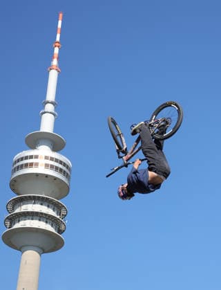 26.06.2026, MASH Munich 2026, Olympia Park Muenchen, im Bild: Moutainbiker bei MASH 2026 vor der Olympiaturm Muenchen *** June 26, 2026, MASH Munich 2026, Olympic Park, Munich; pictured: mountain bikers at MASH 2026 in front of the Olympic Tower in Munich
