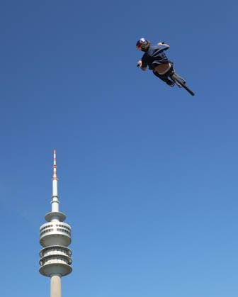 26.06.2026, MASH Munich 2026, Olympia Park Muenchen, im Bild: Moutainbiker bei MASH 2026 vor der Olympiaturm Muenchen *** June 26, 2026, MASH Munich 2026, Olympic Park, Munich; pictured: mountain bikers at MASH 2026 in front of the Olympic Tower in Munich