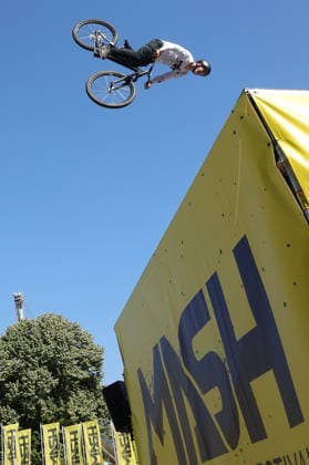 26.06.2026, MASH Munich 2026, Olympia Park Muenchen, im Bild: Moutainbiker bei MASH 2026 vor der Olympiaturm Muenchen *** June 26, 2026, MASH Munich 2026, Olympic Park, Munich; pictured: mountain bikers at MASH 2026 in front of the Olympic Tower in Munich