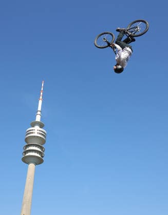 26.06.2026, MASH Munich 2026, Olympia Park Muenchen, im Bild: Moutainbiker bei MASH 2026 vor der Olympiaturm Muenchen *** June 26, 2026, MASH Munich 2026, Olympic Park, Munich; pictured: mountain bikers at MASH 2026 in front of the Olympic Tower in Munich