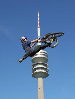 26.06.2026, MASH Munich 2026, Olympia Park Muenchen, im Bild: Moutainbiker bei MASH 2026 vor der Olympiaturm Muenchen *** June 26, 2026, MASH Munich 2026, Olympic Park, Munich; pictured: mountain bikers at MASH 2026 in front of the Olympic Tower in Munich