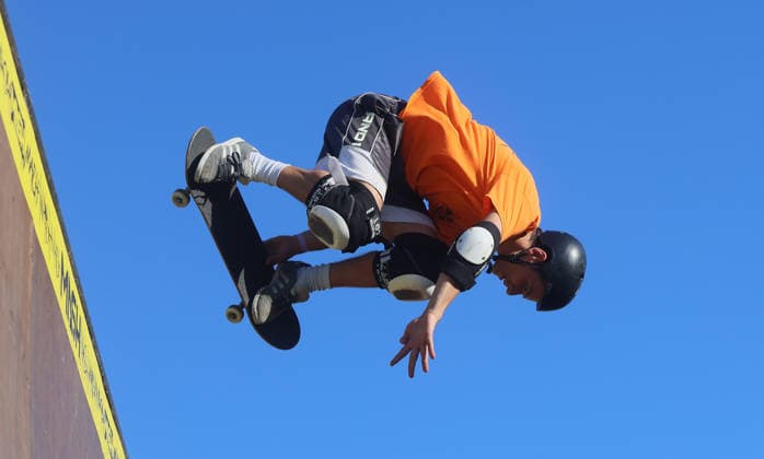 26.06.2026, MASH Munich 2026, Olympia Park Muenchen, im Bild: Skateboarder bei MASH 2026 vor der Olympiaturm Muenchen *** June 26, 2026, MASH Munich 2026, Olympic Park, Munich; pictured: skateboarders at MASH 2026 in front of the Olympic Tower in Munich