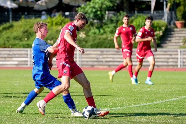 v.li.: Simon Hertzsch (Wiesloch, 3), Tim Korzuschek (SVS, 18, Neuzugang), Zweikampf, Spielszene, Duell, duel, tackle, tackling, Dynamik, Action, Aktion, 27.06.2026, Wiesloch (Deutschland), Fussball, Testspiel, VfB Wiesloch - SV Sandhausen *** From left: Simon Hertzsch (Wiesloch), 3; Tim Korzuschek (SVS), 18, new signing; tackle, game scene, duel, tackle, tackling, dynamism, action, 27 June 2026, Wiesloch, Germany, soccer, friendly match, VfB Wiesloch vs. SV Sandhausen xozx