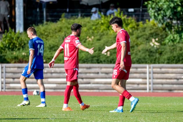 v.li.: Mert Tasdelen (SVS, 11, Neuzugang), Torschütze Luka Vukoja (SVS, 16), Spieler vom SV Sandhausen (SVS), jubeln über das Tor zum 0:2, Jubel, Torjubel, Torerfolg, celebrate the goal, goal, celebration, jubelt ueber das Tor, Freuen, Freude, freut sich, optimistisch, positiv, Spielszene, Highlight, Action, Aktion, 27.06.2026, Wiesloch (Deutschland), Fussball, Testspiel, VfB Wiesloch - SV Sandhausen *** From left: Mert Tasdelen (SVS), 11, new signing; goal scorer Luka Vukoja (SVS), 16, player from SV Sandhausen (SVS), celebrating the goal that made it 0–2, Celebration, goal celebration, scoring a goal, celebrate the goal, goal, celebration, celebrating the goal, joy, happiness, happy, optimistic, positive, game scene, highlight, action, June 27, 2026, Wiesloch, Germany, soccer, friendly match, VfB Wiesloch vs. SV Sandhausen xozx