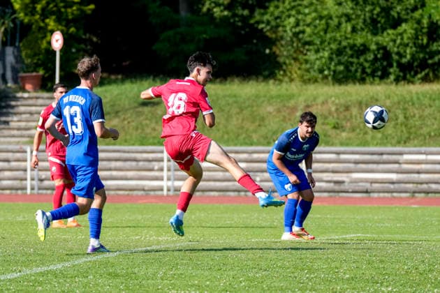 v.li.: Markus Hertzsch (Wiesloch, 13) kommt zu spät, Luka Vukoja (SVS, 16), erzielt das Tor zum 0:3, Treffer, Torerfolg, Highlight, Action, Aktion, Spielszene, 27.06.2026, Wiesloch (Deutschland), Fussball, Testspiel, VfB Wiesloch - SV Sandhausen *** From left: Markus Hertzsch (Wiesloch), 13, is too late; Luka Vukoja (SVS), 16, scores the goal to make it 0–3; goal, scoring, highlight, action, play, game scene, June 27, 2026, Wiesloch, Germany, soccer, friendly match, VfB Wiesloch vs. SV Sandhausen xozx