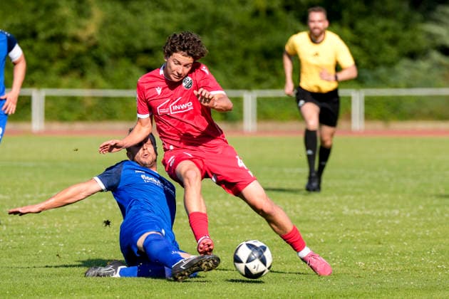 v.li.: Andy Kühn (Wiesloch, 2), Batu Jonathan Akgöz (SVS, 45), Zweikampf, Spielszene, Duell, duel, tackle, tackling, Dynamik, Action, Aktion, 27.06.2026, Wiesloch (Deutschland), Fussball, Testspiel, VfB Wiesloch - SV Sandhausen *** v li Andy Kühn Wiesloch, 2, Batu Jonathan Akgöz SVS, 45, tackle, game scene, duel, tackle, tackling, dynamics, action, 06 27 2026, Wiesloch, Germany, soccer, friendly match, VfB Wiesloch vs. SV Sandhausen xozx