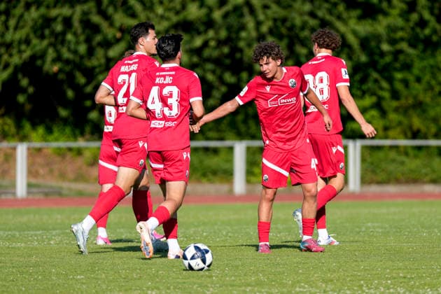v.li.: Niklas Tarnat (SVS, 6), Lukas Mazagg (SVS, 21, Neuzugang), Medin Kojic (SVS, 43, Probespieler), Torschütze Batu Jonathan Akgöz (SVS, 45), Tom Glock (SVS, 38), Spieler vom SV Sandhausen (SVS), jubeln über das Tor zum 0:5, Jubel, Torjubel, Torerfolg, celebrate the goal, goal, celebration, jubelt ueber das Tor, Freuen, Freude, freut sich, optimistisch, positiv, Spielszene, Highlight, Action, Aktion, 27.06.2026, Wiesloch (Deutschland), Fussball, Testspiel, VfB Wiesloch - SV Sandhausen *** From left: Niklas Tarnat (SVS), 6; Lukas Mazagg (SVS), 21; new signing Medin Kojic (SVS), 43; trialist and goal scorer Batu Jonathan Akgöz (SVS), 45; Tom Glock SVS, 38, player from SV Sandhausen SVS, celebrating the goal that made it 0–5, Celebration, goal celebration, scoring a goal, celebrate the goal, goal, celebration, celebrating the goal, joy, happiness, happy, optimistic, positive, game scene, highlight, action, 27 06 2026, Wiesloch, Germany, soccer, friendly match, VfB Wiesloch vs. SV Sandhausen xozx