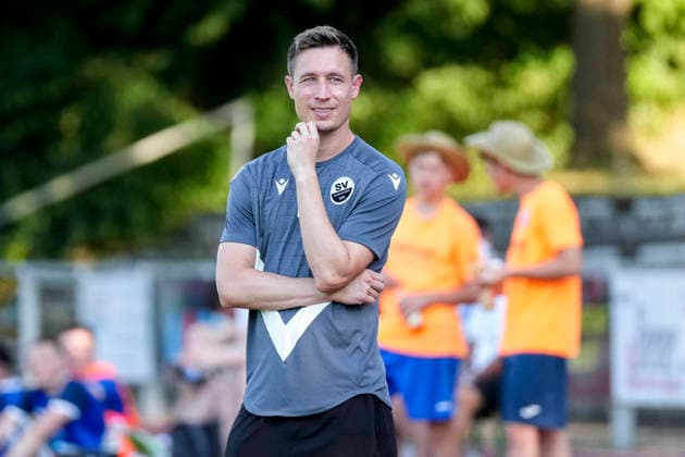 Kevin Stotz (Trainer, Cheftrainer, SVS), Einzelbild, Einzelfoto, Aktion, Action, Freude, freuen, freut sich, freundlich, fröhlich, glücklich, strahlend, optimistisch, 27.06.2026, Wiesloch (Deutschland), Fussball, Testspiel, VfB Wiesloch - SV Sandhausen *** Kevin Stotz, Coach, Head Coach, SVS, single image, single photo, action, joy, happy, delighted, friendly, cheerful, happy, beaming, optimistic, June 27, 2026, Wiesloch, Germany, soccer, friendly match, VfB Wiesloch vs. SV Sandhausen xozx