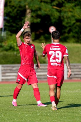 v.li.: Niklas Tarnat (SVS, 6), Torschütze Tasos Leonidis (SVS, 29, Neuzugang), Spieler vom SV Sandhausen (SVS), jubeln über das Tor zum 0:9, Jubel, Torjubel, Torerfolg, celebrate the goal, goal, celebration, jubelt ueber das Tor, Freuen, Freude, freut sich, optimistisch, positiv, Spielszene, Highlight, Action, Aktion, 27.06.2026, Wiesloch (Deutschland), Fussball, Testspiel, VfB Wiesloch - SV Sandhausen *** From left: Niklas Tarnat (SVS), 6, goal scorer Tasos Leonidis (SVS), 29, new signing, player from SV Sandhausen (SVS), celebrating the goal that made it 0–9, Celebration, goal celebration, goal scored, celebrating the goal, goal, celebration, celebrating the goal, joy, happiness, happy, optimistic, positive, game scene, highlight, action, June 27, 2026, Wiesloch, Germany, soccer, friendly match, VfB Wiesloch vs. SV Sandhausen xozx