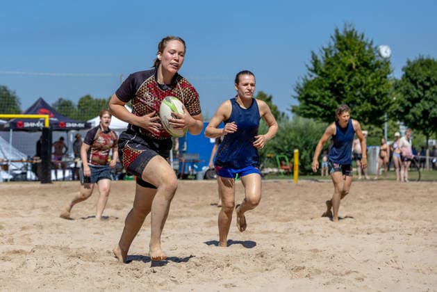 Beach Rugby Cup 2026 im Freibad Tuebingen, 27.06.2026, Damen Stuttgartr (in blau) gegen Damen TSV Hirschau Beach Rugby Cup 2026 im Freibad Tuebingen, 27.06.2026, *** 2026 Beach Rugby Cup at the Tübingen Outdoor Pool, June 27, 2026, Stuttgart Women’s Team (in blue) vs. TSV Hirschau Women’s Team 2026 Beach Rugby Cup at the Tübingen Outdoor Pool, June 27, 2026, Copyright: xEibner-Pressefoto DimitrixDrofitx EP_ddh