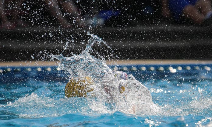 Deutsche Wasserball-Meisterschaften der Masters in Hamburg: Szene aus einer Partie der AK40 zwischen Uerdingen-Masters Waterpolo und dem SV Poseidon Hamburg. *** German Masters Water Polo Championships in Hamburg: A scene from an AK40 match between Uerdingen Masters Waterpolo and SV Poseidon Hamburg