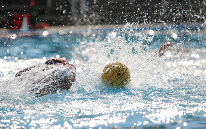 Deutsche Wasserball-Meisterschaften der Masters in Hamburg: Szene aus einer Partie der AK40 zwischen Uerdingen-Masters Waterpolo und dem SV Poseidon Hamburg. Ein Hamburger Spieler treibt den Ball vor sich her. *** German Masters Water Polo Championships in Hamburg: A scene from an AK40 match between Uerdingen Masters Waterpolo and SV Poseidon Hamburg. A Hamburg player drives the ball forward.