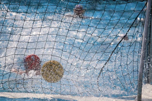 Deutsche Wasserball-Meisterschaften der Masters in Hamburg: Szene aus einer Partie der AK40 zwischen Uerdingen-Masters Waterpolo und dem SV Poseidon Hamburg. *** German Masters Water Polo Championships in Hamburg: A scene from an AK40 match between Uerdingen Masters Waterpolo and SV Poseidon Hamburg