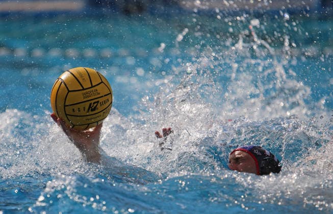 Deutsche Wasserball-Meisterschaften der Masters in Hamburg: Szene aus einer Partie der AK40 zwischen Uerdingen-Masters Waterpolo und dem SV Poseidon Hamburg. Ein Hamburger Spieler erobert den Ball. *** German Masters Water Polo Championships in Hamburg: A scene from an AK40 match between Uerdingen Masters Waterpolo and SV Poseidon Hamburg. A Hamburg player gains possession of the ball.