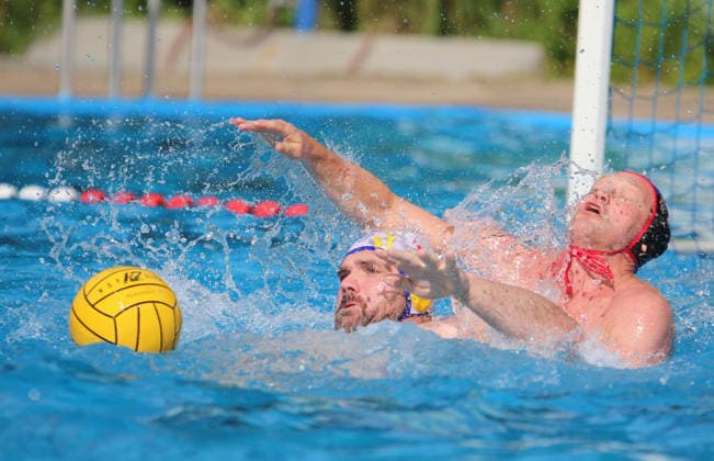 Deutsche Wasserball-Meisterschaften der Masters in Hamburg: Szene aus einer Partie der AK40 zwischen Uerdingen-Masters Waterpolo (vorn) und dem SV Poseidon Hamburg. *** German Masters Water Polo Championships in Hamburg: A scene from an AK40 match between Uerdingen Masters Waterpolo (front) and SV Poseidon Hamburg