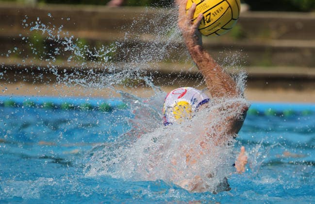 Deutsche Wasserball-Meisterschaften der Masters in Hamburg: Szene aus einer Partie der AK40 zwischen Uerdingen-Masters Waterpolo und dem SV Poseidon Hamburg. Ein Uerdinger Spieler wirft den Ball auf das Tor der Hamburger. *** German Masters Water Polo Championships in Hamburg: A scene from an AK40 match between Uerdingen Masters Waterpolo and SV Poseidon Hamburg. A Uerdingen player shoots the ball toward the Hamburg goal.