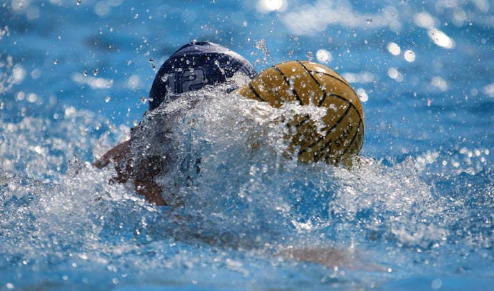 Deutsche Wasserball-Meisterschaften der Masters in Hamburg: Szene aus einer Partie der AK40 zwischen SVW 05 Würzburg und SV Cannstatt. Ein Würzburger Spieler treibt den Ball vor sich her. *** German Masters Water Polo Championships in Hamburg: A scene from an AK40 match between SVW 05 Würzburg and SV Cannstatt. A Würzburg player is dribbling the ball.