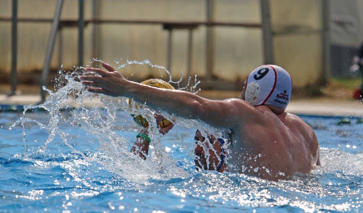 Deutsche Wasserball-Meisterschaften der Masters in Hamburg: Szene aus einer Partie der AK40 zwischen SVW 05 Würzburg und SV Cannstatt. Ein Cannstatter Spieler versucht, den Wurf eines Würzburgers zu blocken. *** German Masters Water Polo Championships in Hamburg: A scene from an AK40 match between SVW 05 Würzburg and SV Cannstatt. A Cannstatt player tries to block a shot by a Würzburg player.