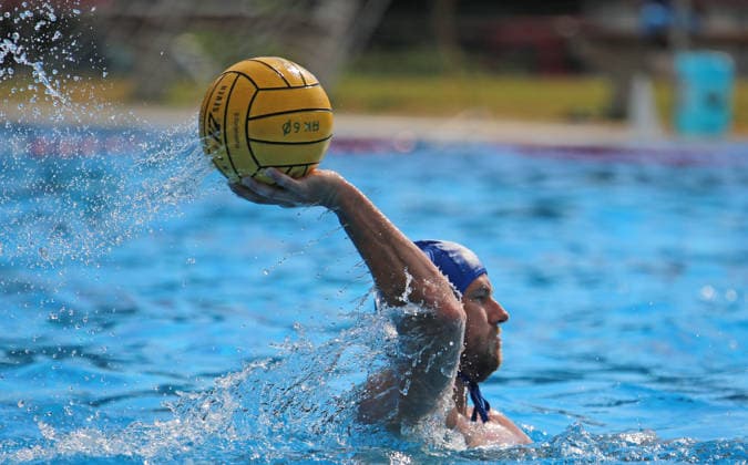 Deutsche Wasserball-Meisterschaften der Masters in Hamburg: Szene aus einer Partie der AK40 zwischen SVW 05 Würzburg und SV Cannstatt. Ein Würzburger Spieler wirft den Ball. *** German Masters Water Polo Championships in Hamburg: A scene from an AK40 match between SVW 05 Würzburg and SV Cannstatt. A Würzburg player throws the ball.