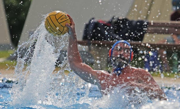 Deutsche Wasserball-Meisterschaften der Masters in Hamburg: Szene aus einer Partie der AK40 zwischen SVW 05 Würzburg und SV Cannstatt. Ein Würzburger Spieler wirft den Ball. *** German Masters Water Polo Championships in Hamburg: A scene from an AK40 match between SVW 05 Würzburg and SV Cannstatt. A Würzburg player throws the ball.