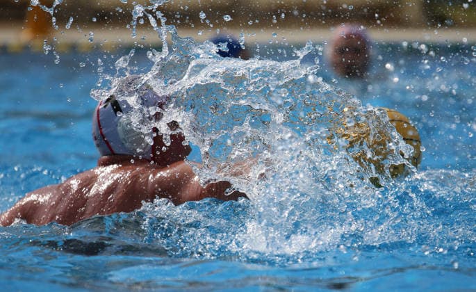 Deutsche Wasserball-Meisterschaften der Masters in Hamburg: Szene aus einer Partie der AK40 zwischen SVW 05 Würzburg und SV Cannstatt. Ein Cannstatter Spieler treibt den Ball vor sich her. *** German Masters Water Polo Championships in Hamburg: A scene from an AK40 match between SVW 05 Würzburg and SV Cannstatt. A Cannstatt player is dribbling the ball.